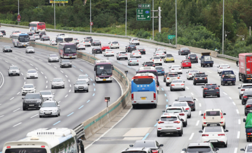 여름 휴가철 특별교통대책기간인 오는 25일부터 8월 10일까지 17일간 총 1억 392만 명(일 평균 611만 명)이 이동할 것으로 전망됐다. 고속도로 사진. 부산일보DB