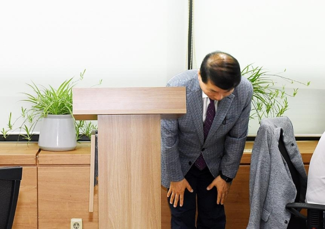 백경현 경기 구리시장이 22일 호우 비상근무 중 야유회에 참석해 적절하지 못한 처신이었다는 비판이 일자 사과하고 있다. 구리시 제공. 연합뉴스