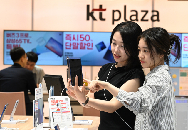 KT는 22일부터 전국 KT 매장 및 공식 온라인몰 KT닷컴에서 삼성전자 ‘갤럭시 Z 폴드7·Z 플립7’ 사전개통을 시작한다고 밝혔다. 사진은 모델이 서울 종로구 KT플라자에서 갤럭시 Z 폴드7·Z 플립7을 체험는 모습. KT 제공.