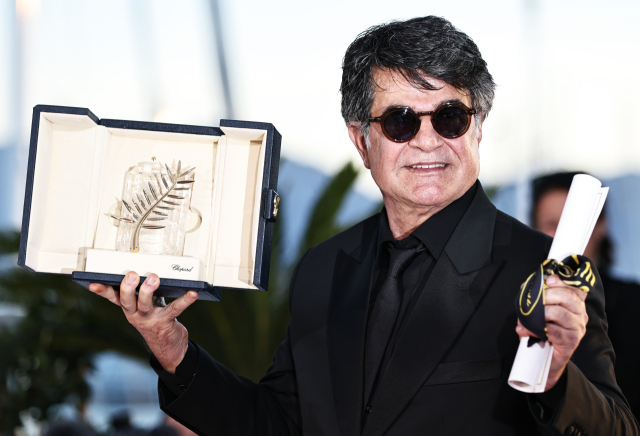 제78회 칸국제영화제 황금종려상을 받은 이란의 자파르 파나히 감독이 지난 5월 25일(현지시간) 프랑스 칸에서 사진 촬영에 응하고 있다. 자파르 파나히 감독은 제30회 부산국제영화제 올해의 아시아영화인상 주인공에 선정돼 오는 9월 부산을 찾을 예정이다. 신화연합뉴스