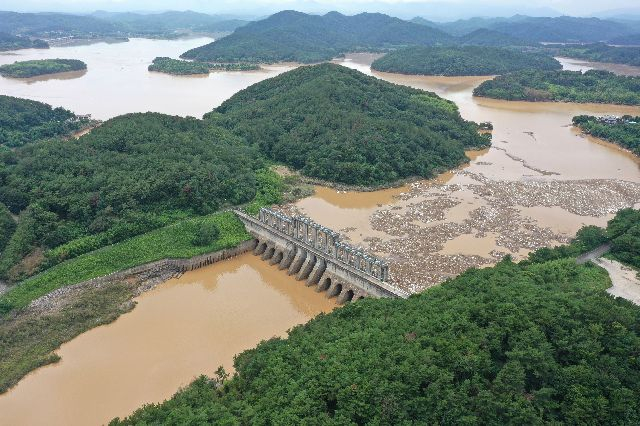 지난 주말에 내린 경남 진주, 산청 지역의 폭우로 진주 남강댐 수위가 계획 홍수위인 46m에 근접하는 45.7m까지 상승했던 것으로 나타났다. 21일 오후 남강댐 방류가 진행되고 있다. 정종회 기자 jjh@