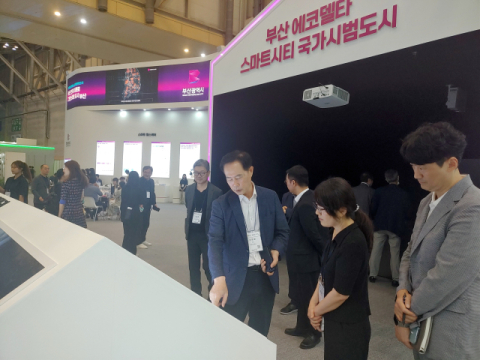 2025 World Smart City Expo에 참가해 스마트시티 사업에 적용 가능한 기술의 트렌드를 점검하고 있는 신창호 부산도시공사 사장.