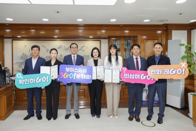 노동진 수협중앙회장(왼쪽 세 번째)이 지난 22일 수협중앙회 본사에서 전기통신금융사기 피해 예방에 앞장선 직원들을 표창한 뒤 기념 사진을 촬영하고 있다. 수협 제공