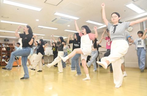 K-pop 댄스 체험 모습.