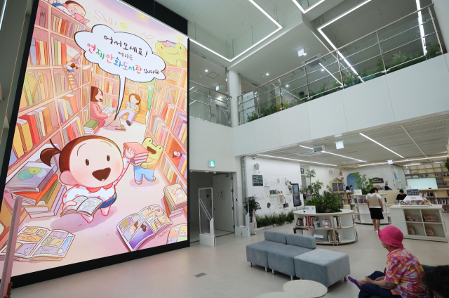 지난 6월 말 개관한 부산 연제구 연제만화도서관 입구에는 높이 7m, 317인치 크기의 초대형 미디어 월이 설치돼 있다. 이재찬 기자 chan@