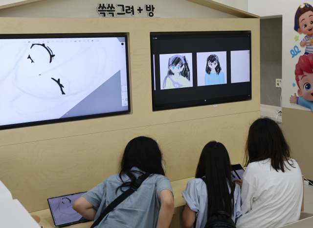 ‘쓱쓱그려+방’에서 태블릿으로 만화를 그리는 학생들. 이재찬 기자 chan@