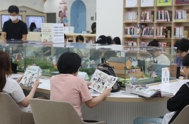 1층 만화라운지 이용객들. 이재찬 기자 chan@