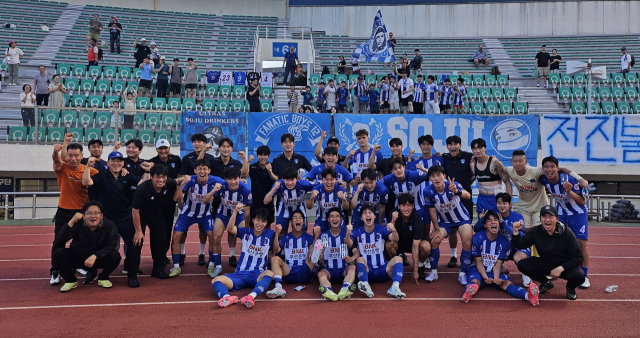부산교통공사 축구단이 지난달 28일 부산 구덕운동장에서 열린 K3리그 창원FC와의 경기에서 승리한 뒤 기뻐하고 있다. 부산교통공사 제공
