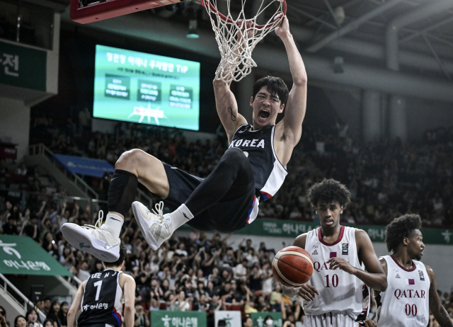 한국 남자농구대표팀 여준석이 지난 20일 경기도 안양시에서 열린 카타르와의 평가전에서 투핸드 덩크슛을 터뜨리고 있다. 연합뉴스
