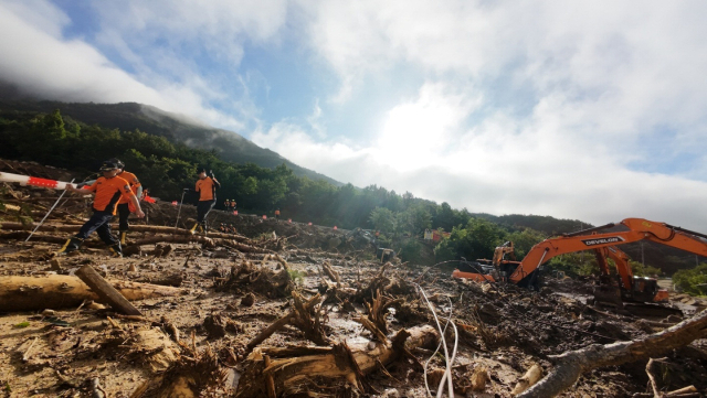 경남소방본부 대원들이 22일 경남 산청군 신안면 외송리 경호강 휴게소 현장을 수색하고 있다. 경남소방본부 제공