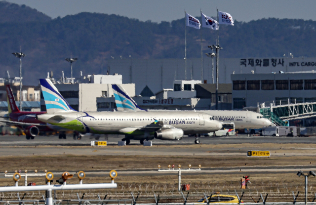 대한항공과 아시아나항공 합병 여파로 에어부산이 부산~필리핀 세부 등 폐지된 노선의 운항을 재개한다. 부산 김해국제공항 활주로에서 이동하는 에어부산 항공기. 부산일보DB