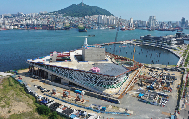 내년 준공 예정인 부산오페라하우스 건립 공사에서 재원 확보에 비상이 걸렸다. 22일 건립 중인 부산오페라하우스 전경. 정종회 기자 jjh@