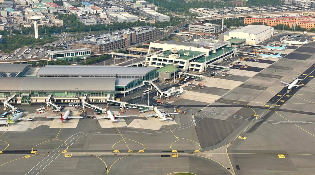 지난 7일 항공기가 서 있는 부산 김해국제공항 모습. 정종회 기자