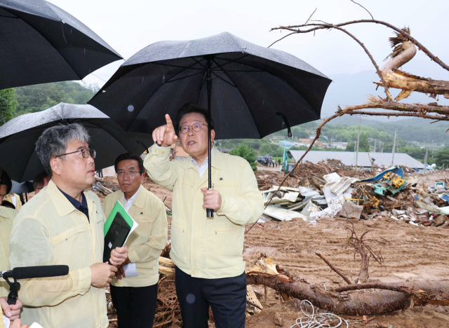 이재명 대통령이 지난달 21일 집중호우로 산사태가 발생한 경남 산청군 산청읍 부리마을에서 임상섭 산림청장과 함께 피해 상황을 점검하고 있다. 연합뉴스
