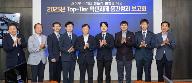 한국서부발전은 지난 21일 충남 태안 본사에서 이정복 사장(가운데) 주재로 ‘코웨포(KOWEPO·KOrea WEstern POwer) 미래성장위원회 출범식’을 개최했다. 서부발전 제공