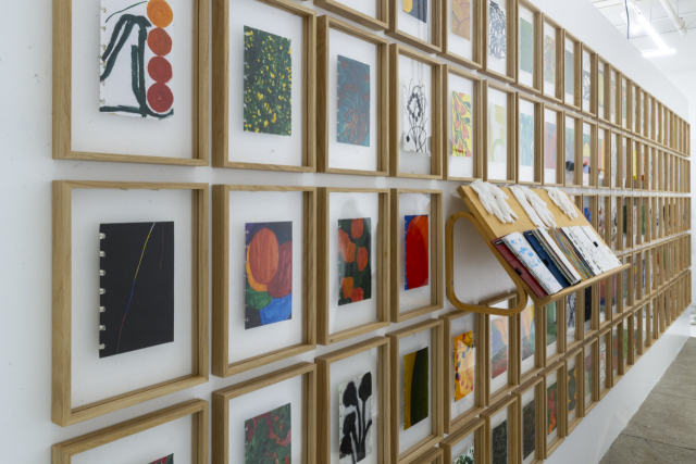 지난해 부산근현대역사관 내 금고미술관에서 열린 ‘부산 커넥티드’ 전시 모습. 사진은 '줍는 사람' 장건율 작가 작품. 부산시 제공