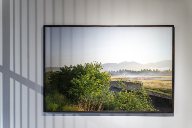 지난해 부산근현대역사관 내 금고미술관에서 열린 ‘부산 커넥티드’ 전시 모습. 사진은 '프로젝트 유영' 이재균 작가 작품. 부산시 제공