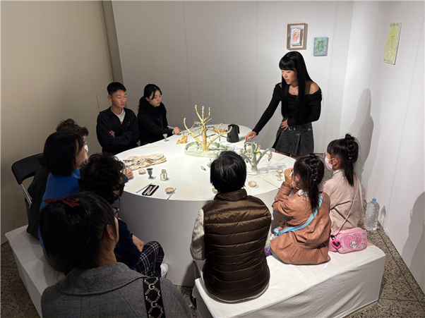 지난해 제1회 신진 작가 아트쇼 '부산 커넥티드'에서 신현지 작가가 땀 흘리는 나무 차 퍼포먼스를 선보이고 있다. 부산시 제공