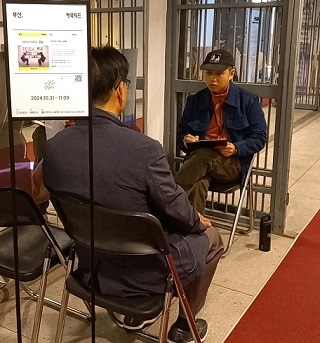 장건율 작가의 라이브 드로잉: 줍줍 퍼포먼스 모습. 부산시 제공