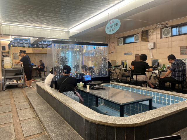 경남 김해시의 한 목욕탕이 지난 2월 고깃집으로 변신했다. 가게 내부에 들어서면 손님들이 온탕과 탈의실에서 고기를 구워먹는 진풍경이 펼쳐진다. 이경민 기자