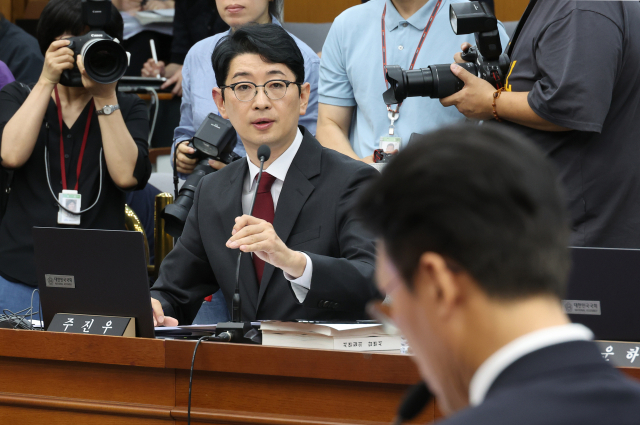 김민석 국무총리 후보자가 24일 서울 여의도 국회에서 열린 인사청문회에서 국민의힘 주진우 의원의 질문을 듣고 있다. 연합뉴스