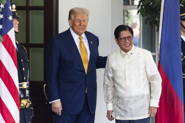 22일(현지 시간) 도널드 트럼프(왼쪽) 미국 대통령이 미국 워싱턴 DC 백악관에서 페르디난드 마르코스 주니어 필리핀 대통령을 환영하고 있다. 이날 미국은 필리핀과 상호 관세에 합의했다. EPA연합뉴스