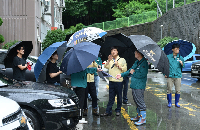 변광용 거제시장이 집중호우 대응을 위해 이번 주 예정된 해외 출장을 취소하고 민생 살피기에 집중하고 있다. 거제시 제공