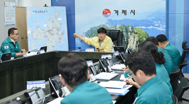변광용 거제시장이 집중호우 대응을 위해 이번 주 예정된 해외 출장을 취소하고 민생 살피기에 집중하고 있다. 거제시 제공