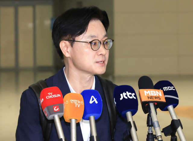 김정관 산업통상자원부 장관이 대미 통상 협상과 관련, 23일 인천국제공항을 통해 미국 워싱턴으로 출국하며 기자의 질문에 답하고 있다. 연합뉴스