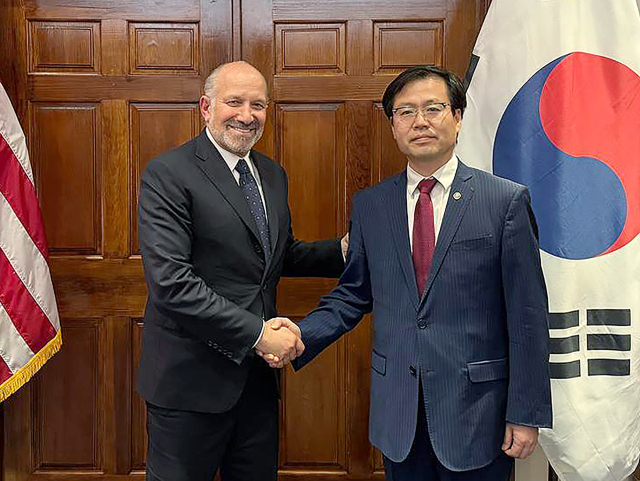 여한구 산업통상자원부 통상교섭본부장이 7일(현지시간) 미국 워싱턴 DC 상무부에서 하워드 러트닉 미국 상무부 장관과 기념 촬영하고 있다. 산업부 제공