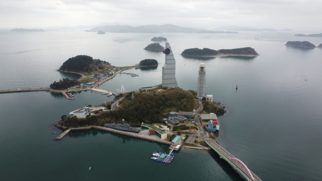 이달 초 정부 지방재정 투자심사를 조건부로 통과한 ‘진해 해양레저 관광 거점 조성사업’이 진행되는 해양공원 전경. 창원시 제공