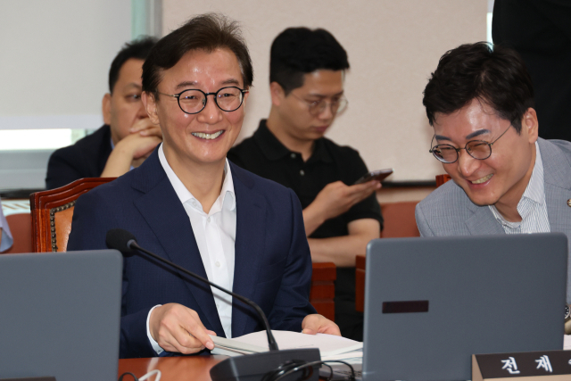 해양수산부 장관 후보자인 더불어민주당 전재수 의원이 17일 국회 산업통상자원중소벤처기업위원회에서 열린 김정관 산업통상자원부 장관 후보자에 대한 인사청문회에서 더불어민주당 장철민 의원과 대화하고 있다. 연합뉴스