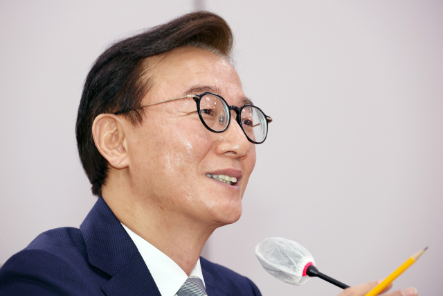 전재수 해양수산부 장관 후보자가 14일 서울 여의도 국회 농림축산식품해양수산위원회 전체회의에서 열린 인사청문회에서 의원 질의에 답변하며 미소짓고 있다. 연합뉴스