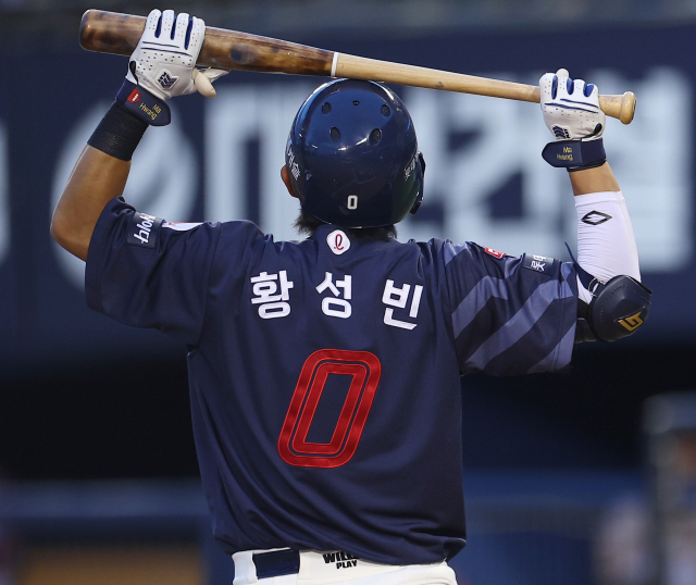 롯데 자이언츠 황성빈이 지난 20일 서울 잠실구장에서 열린 LG 트윈스전에서 6회초 2사 만루 기회 때 삼진아웃을 당한 뒤 아쉬워하고 있다. 연합뉴스