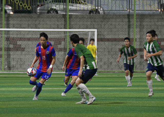 부산 경남공고의 윤예준(왼쪽)이 22일 고성군 스포츠타운 2구장에서 열린 제62회 청룡기 전국고교축구대회 부산 동명FC와의 20강 토너먼트 경기에서 드리블을 하고 있다. 부산시축구협회 제공