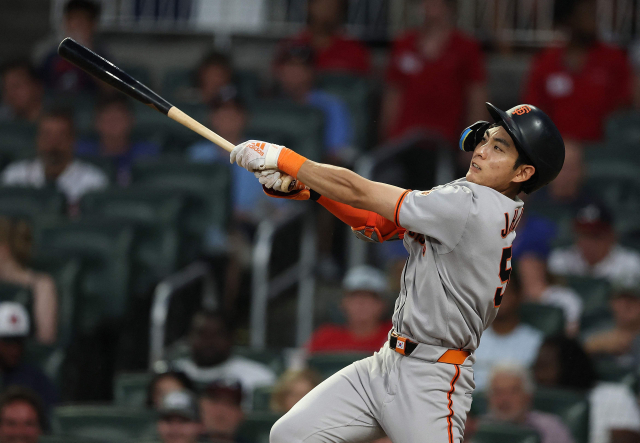 샌프란시스코 자이언츠 이정후가 23일(한국 시간) 2025 미프로야구 메이저리그 애틀랜타 브레이브스전에서 6회 중견수 뜬공을 치고 있다. AFP연합뉴스