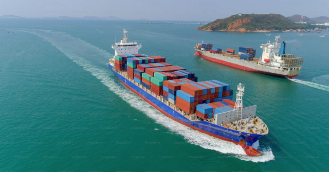 지난해 9월 25일 북극해 노바야제믈랴 근처 해상에서 랑데뷰하는 중국 뉴뉴쉬핑 소속 일반 컨테이너선 뉴뉴스타호(3534TEU)와 플라잉피쉬호(4890TEU). 스캔드아시아 제공