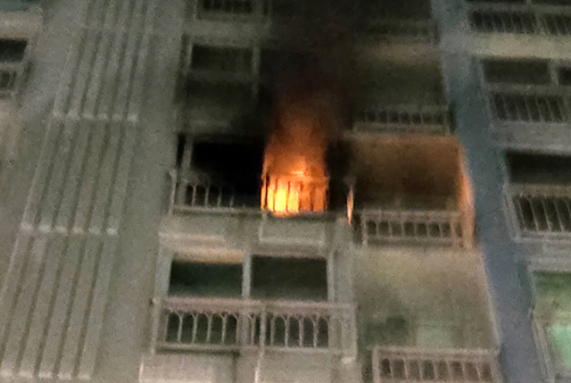 지난 2일 화재로 어린이 2명이 숨진 부산 기장군 한 아파트 화재 당시 모습. 부산소방본부 제공