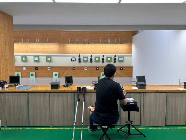 지난 18일 <부산일보> 취재진이 찾은 부산 영도구의 부산종합사격장 실내 모습. 선수 앞으로 보이는 10m 발사대 8개 중 4개가 고장 난 상태로 놓여 있다. 손희문 기자 moonsla@