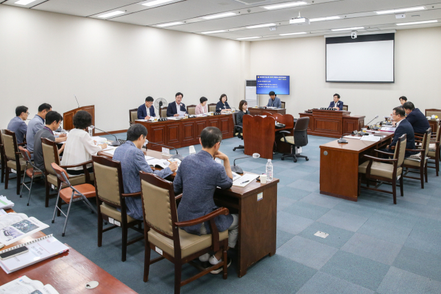 부산시의회 해양도시안전위원회는 23일 부산시 건설본부를 대상으로 진행된 업무보고에서 가덕신공항 사업을 일방적으로 포기한 현대건설을 겨냥해 고강도 비판을 쏟아냈다. 부산시의회 제공