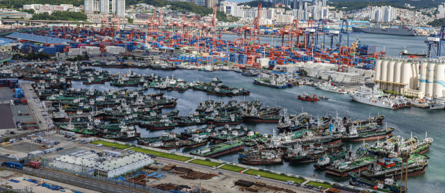 해수부 이전과 함께 해양수산분야의 다양성·전문성 제고를 위해 복수차관제를 도입해야 한다는 목소리가 커지고 있다. 부산 동구 부산항 5부두에 정박해 있는 선박들. 부산일보 DB