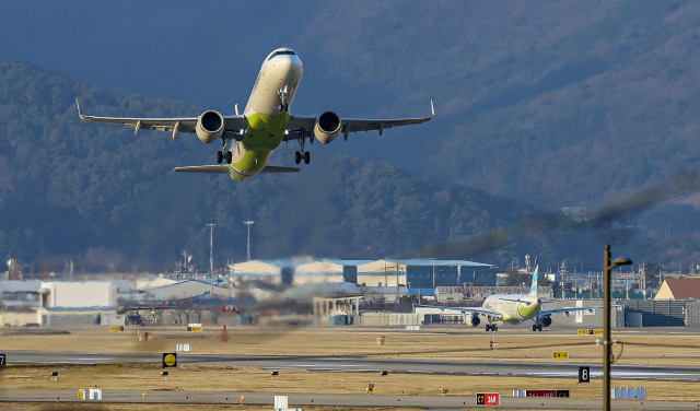 2018년 대비 2024년 김해공항 국제선 운항이 20.6% 감소한 것으로 나타났다. 부산 김해국제공항에서 이륙하는 에어부산 항공기. 정종회 기자 jjh@