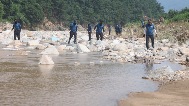 경찰이 지난 22일 경남 산청군 신등면 일대 하천에서 실종자 수색 작업을 하고 있다. 연합뉴스