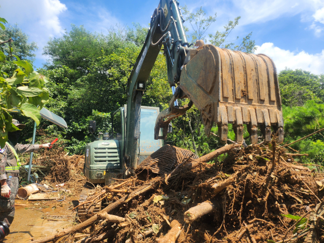 23일 경남 산청 일대에서 39사단과 1117공병단 장병들이 중장비를 활용해 침수민가 및 도로 등을 정리하고 있다. 연합뉴스
