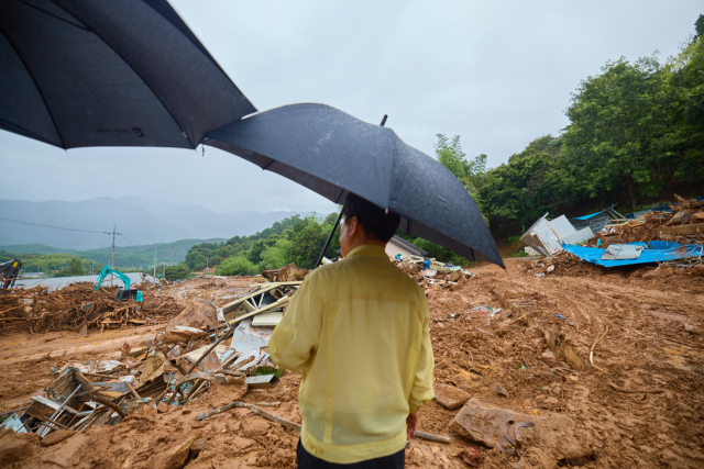 대통령실은 이재명 대통령이 21일 경남 산청군 산청읍 부리마을에서 호우 피해 현장을 점검하는 모습을 22일 SNS에 공개했다. 연합뉴스
