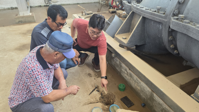 최민국 진주시의원(오른쪽)과 정성훈 마을이장, 주민 정명호 씨가 북마성 배수장 침수 현장을 살펴보고 있다. 김현우 기자 khw82@