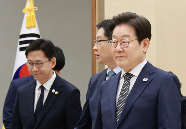 이재명 대통령이 23일 서울 용산 대통령실 청사에서 열린 신임 국무위원 및 지방시대위원장에게 임명장 및 위촉장 수여를 마친 뒤 환담장으로 향하고 있다. 연합뉴스