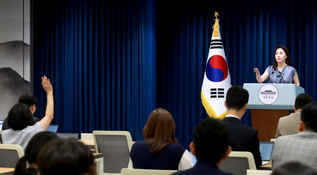 강유정 대통령실 대변인이 23일 서울 용산 대통령실 청사에서 강선우 여성가족부 장관 후보자 사퇴 관련 브리핑을 마친 뒤 취재진 질문을 받고 있다. 연합뉴스