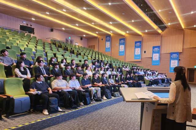 한국서부발전은 ‘2025년 제1차 체험형 청년인턴채용’ 결과 144명의 인턴사원을 채용했다고 23일 밝혔다. 사진은 서부발전 인턴사원 입사식 장면. 서부발전 제공
