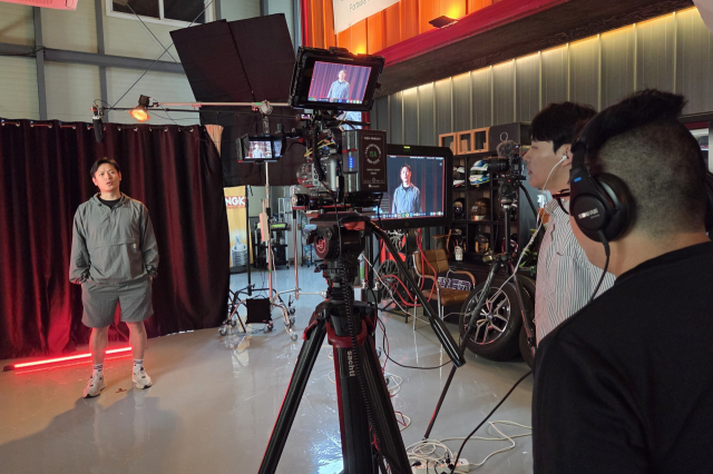 부산영상위원회가 제작을 지원한 배우 셀프테이프 영상 찰영 모습. 부산영상위 제공